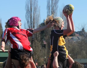 Should someone go out of bounds, a member from the other team will throw the ball to two pods of three players. Here, the Sirens’ jumper has caught the ball, and will toss it back into play. 