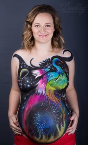 Sarah Mattox had her body painted to commemorate her pregnancy. 