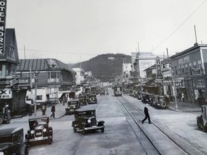 Street cars driving along streets in downtown Aberdeen